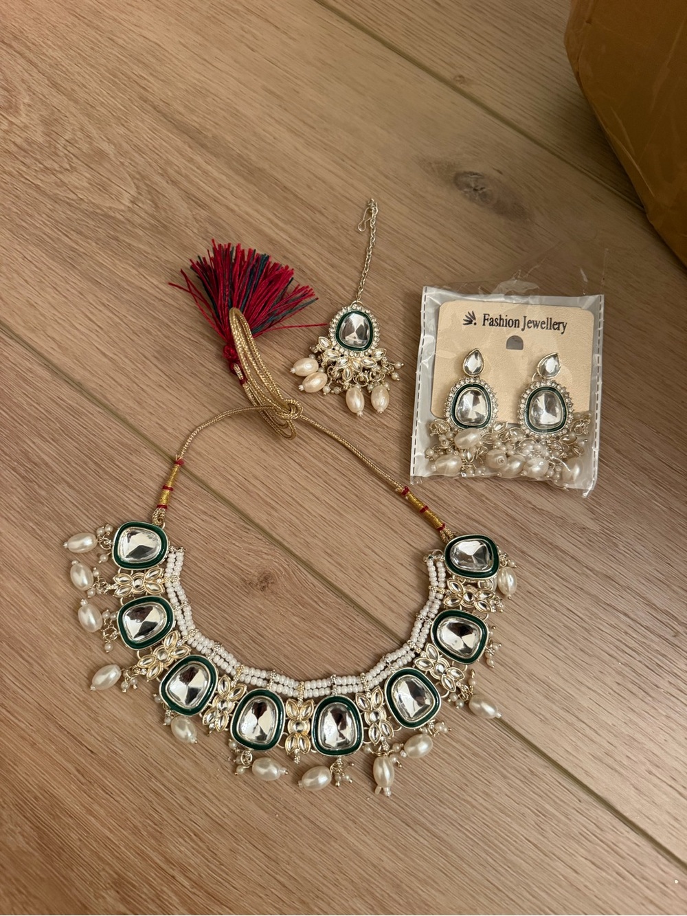 Fashion Jewelry Green and Gold Kundan-Style Necklace Set with Pearls